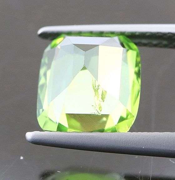 Glittering! 3.57ct bright green untreated Peridot!