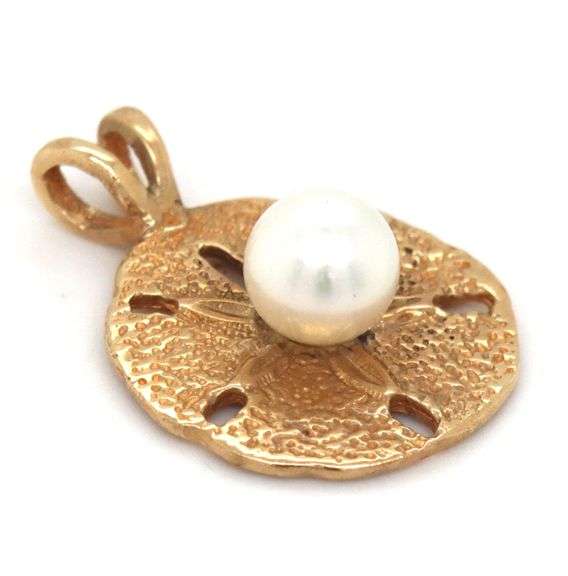 Sweet 14K YG Sand Dollar pendant with Pearl