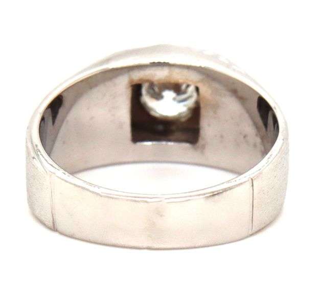 14kt White gold 1ct round brilliant cut diamond ring
