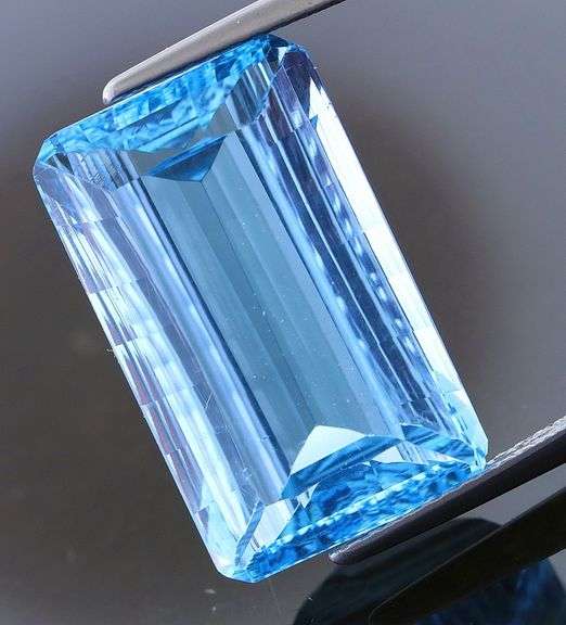 What is going on here? This 14.80ct Topaz looks like it's VIBRATING!