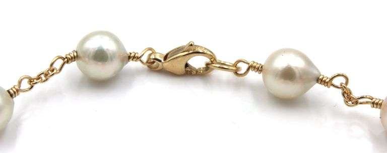 White fresh water pearl bracelet with gold clasp