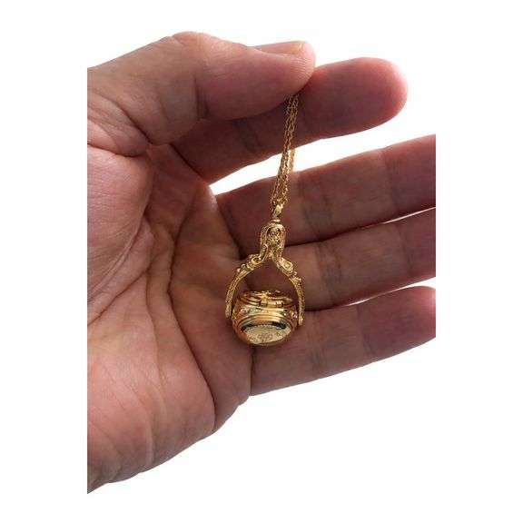 Vintage-Style Three-Sided Photo Locket Pendant Necklace