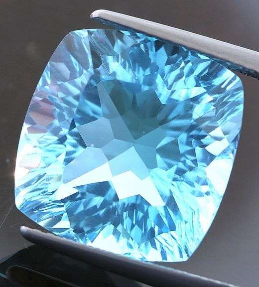 Full body flashing! 12.90ct Swiss blue Topaz from Brazil!
