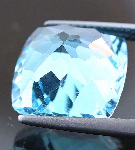 Full body flashing! 12.90ct Swiss blue Topaz from Brazil!