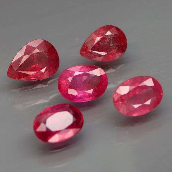 Abosolutely stunning 5.26ct set of bright red Rubies!