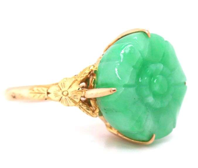 18kt Yellow gold flower Green Jade ring
