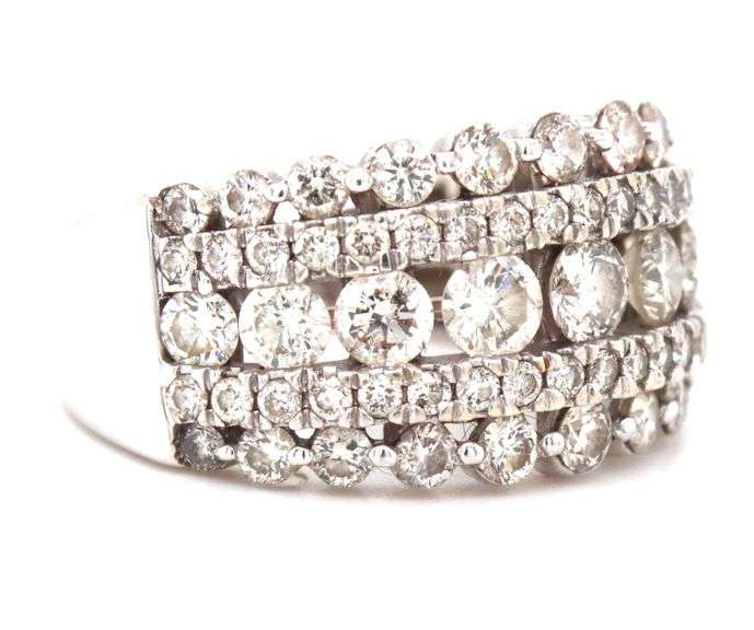 Exquisite 14K WG Ring with 5 Rows of Diamonds