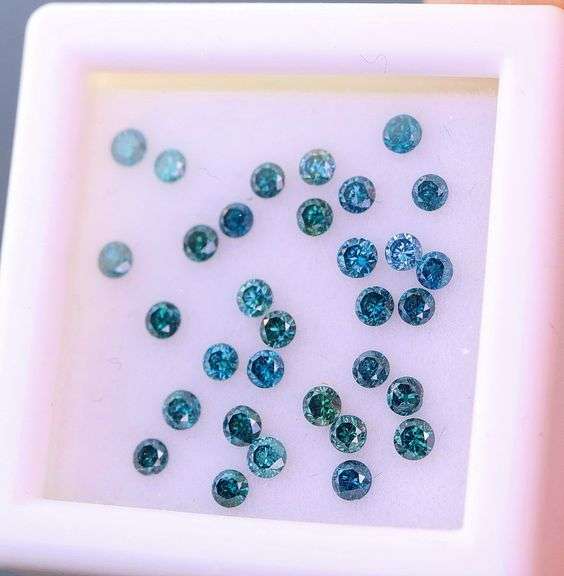 High fire! .77ct set of round brilliant cut Diamonds