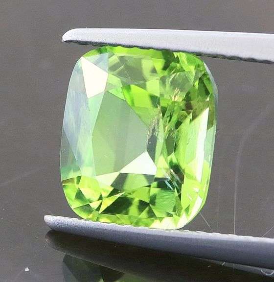 Glittering! 3.57ct bright green untreated Peridot!