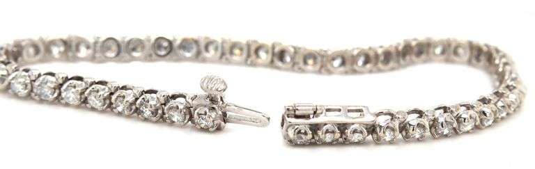 14kt White gold 2.35ctw round brilliant cut diamond tennis bracelet