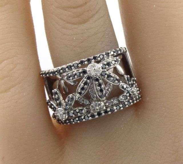 14kt White gold 0.55ctw black and white diamond floral wide ring