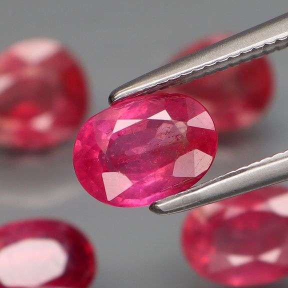 Abosolutely stunning 5.26ct set of bright red Rubies!