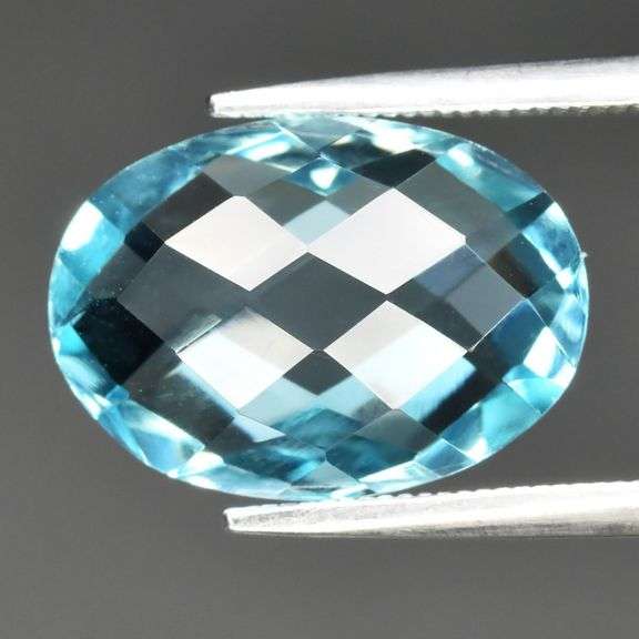Double checker cut! VVS grade! 7.14ct vivid sky blue Topaz!