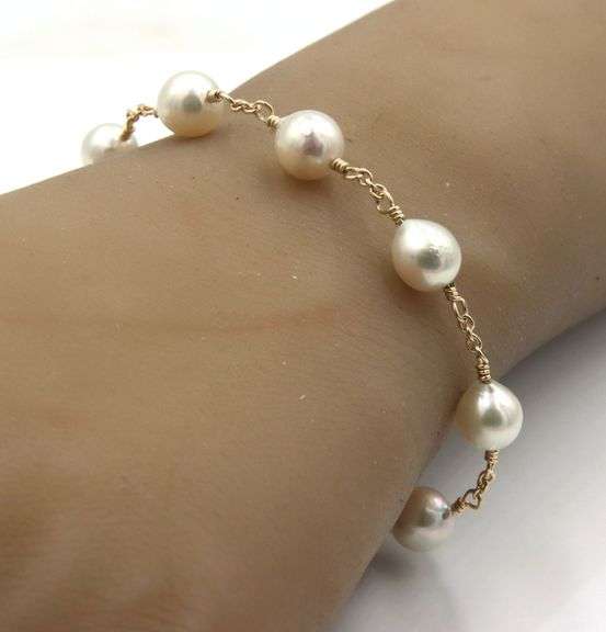 White fresh water pearl bracelet with gold clasp