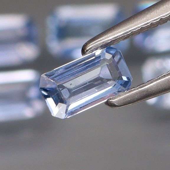 Vibrant color! Untreated! 1.92ct Ceylon Sapphire set!