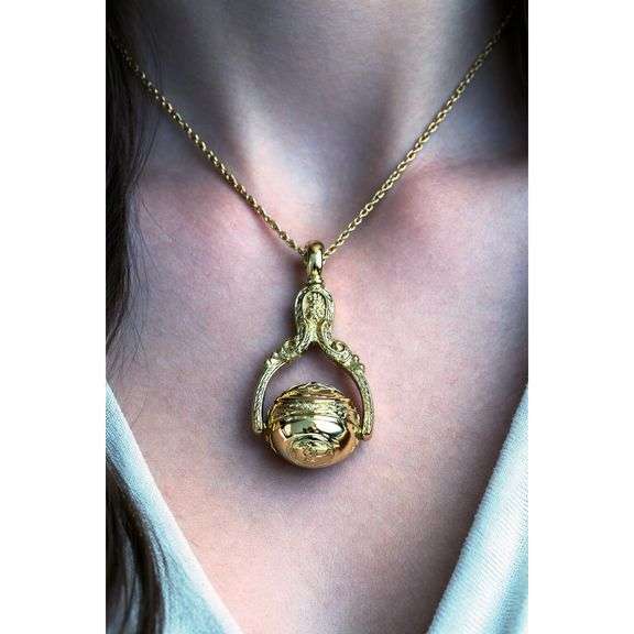 Vintage-Style Three-Sided Photo Locket Pendant Necklace