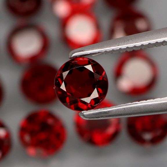Premium 7.32ct round cut cherry red Mozambique Garnet set!