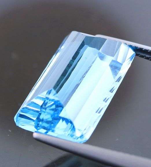 What is going on here? This 14.80ct Topaz looks like it's VIBRATING!