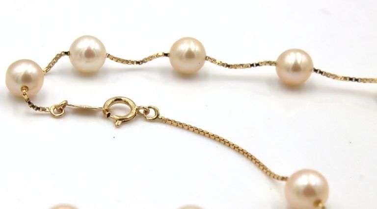 Pearl Tin cup necklace in yellow gold clasp
