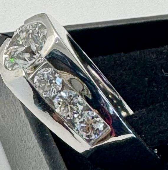 14K White Gold Round Brilliant Cut Diamond Ring