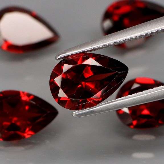 Get ready for crazy color in this 7.30ct Mozambique Garnet set!