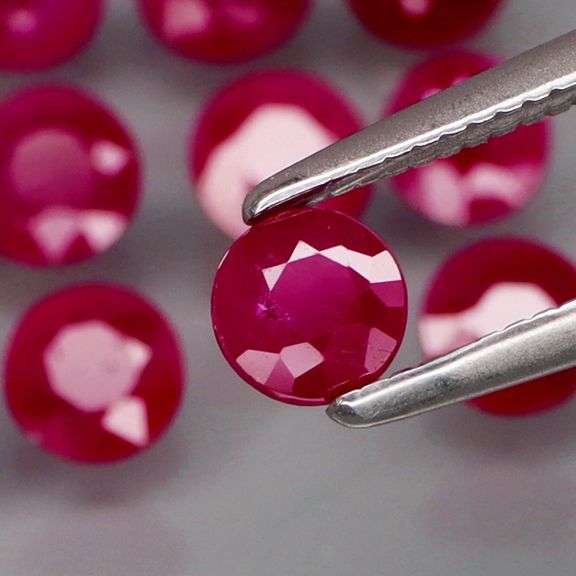Collectors 4.80ct PIGEONS BLOOD Burmese Ruby set!!!