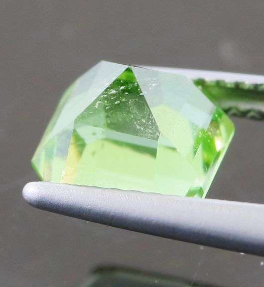 Glittering! 2.43ct bright green untreated Peridot!