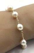 White fresh water pearl bracelet with gold clasp