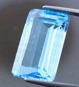 What is going on here? This 14.80ct Topaz looks like it's VIBRATING!