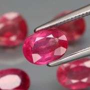 Abosolutely stunning 5.26ct set of bright red Rubies!