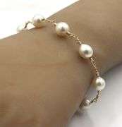 White fresh water pearl bracelet with gold clasp