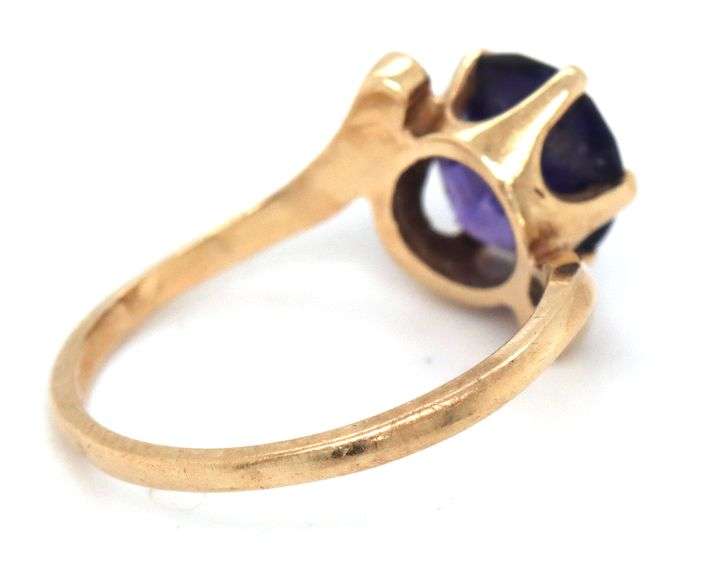 10kt Yellow gold round brilliant cut amethyst ring