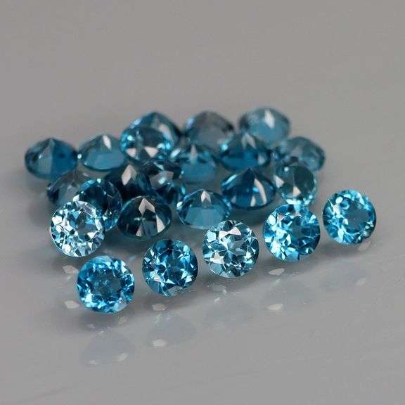 Pristine set of full fire London Blue Topaz weighing 4.67cts