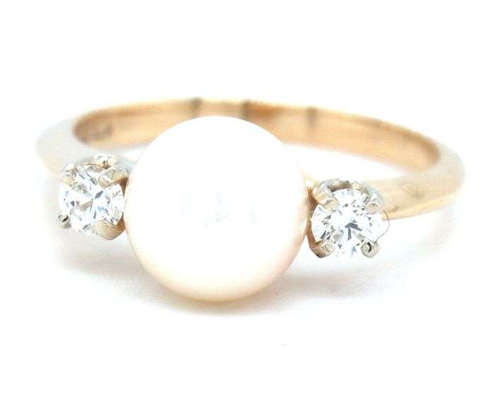 14kt Yellow gold 7.55mm pearl and diamond side ring