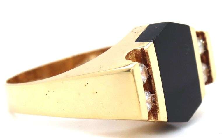 18kt Yellow gold black onyx and diamond gent's ring