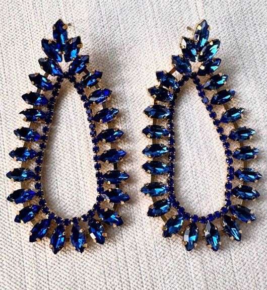 A Very Sexy  Fashion  Design Earrings