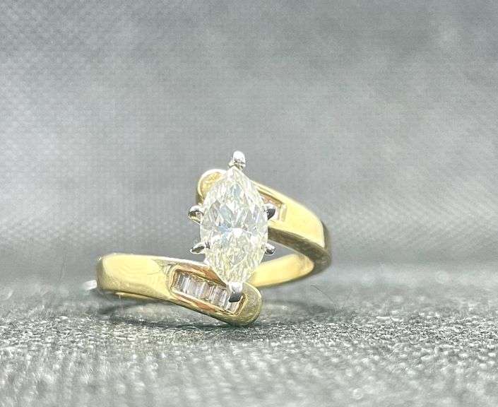 GORGEOUS 14K GOLD MARQUISE DIAMOND ENGAGEMENT RING