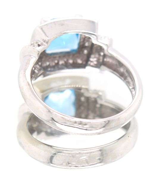 14kt White Gold approximate 1.60ct Blue Topaz and 0.30ctw Diamond Ring