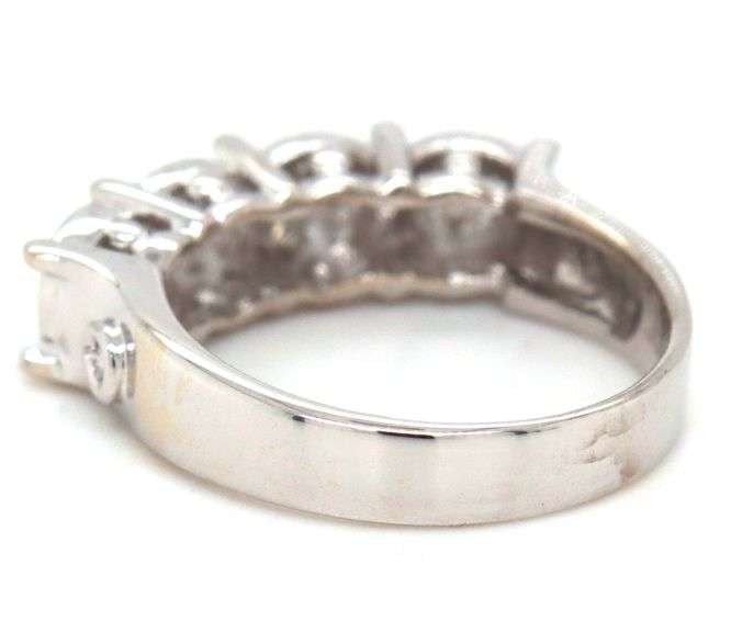 18kt White gold 0.25ctw diamond cluster ring