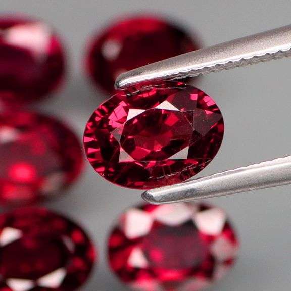 Simply amazing! 7.60ct violet red real Rhodolite Garnet set!
