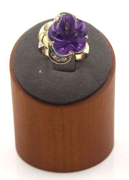 14kt Yellow gold Cab flower shaped amethyst and diamond accent ring