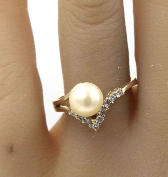 14kt Yellow gold pearl and diamond V shaped ring