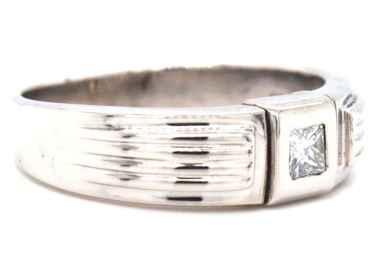 14kt White gold 0.25ct princess cut bezel set engagement ring