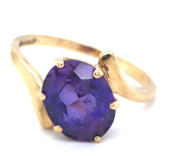 10kt Yellow gold round brilliant cut amethyst ring