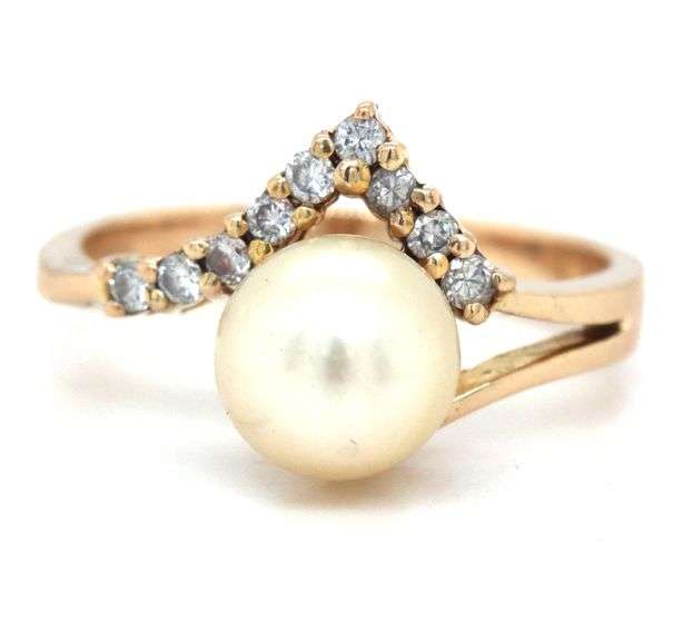 14kt Yellow gold pearl and diamond V shaped ring