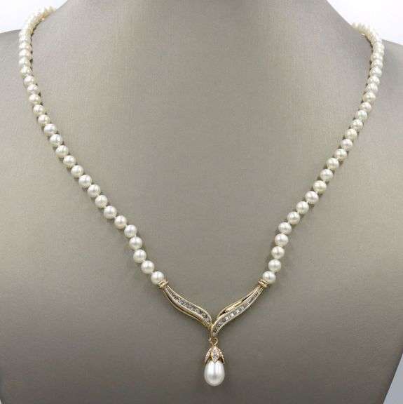 0.15ctw Diamond milgrain V shaped pearl drop necklace