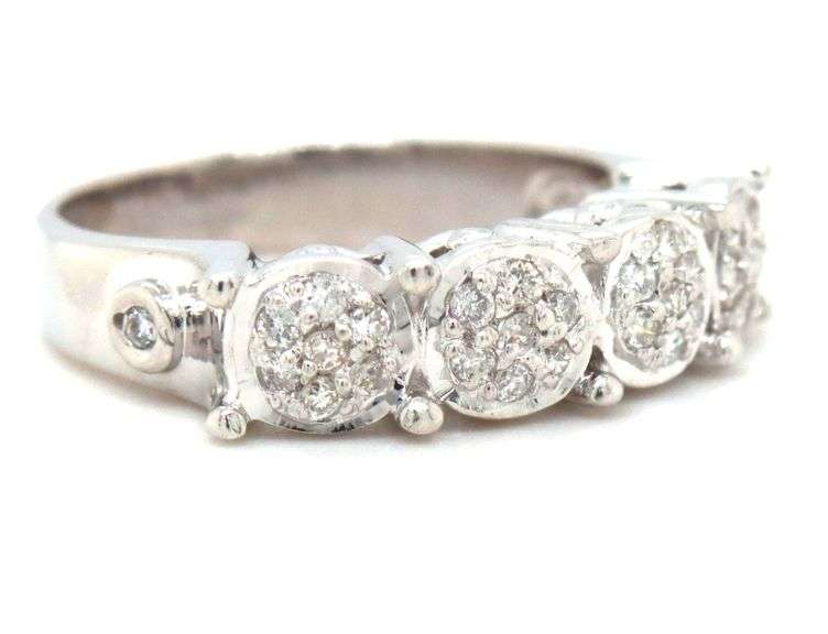 18kt White gold 0.25ctw diamond cluster ring