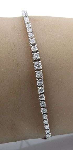 14kt White gold lab grown diamond graduated bracelet