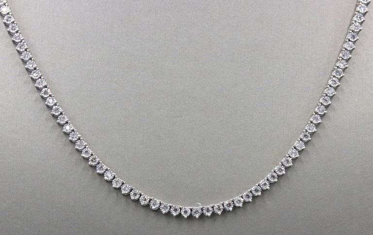 10kt White gold 2.25ctw diamond set necklace
