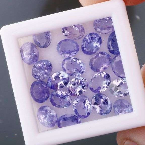 Heavy flashing! Untreated! 6.76ct oval cut Tanzanite set!